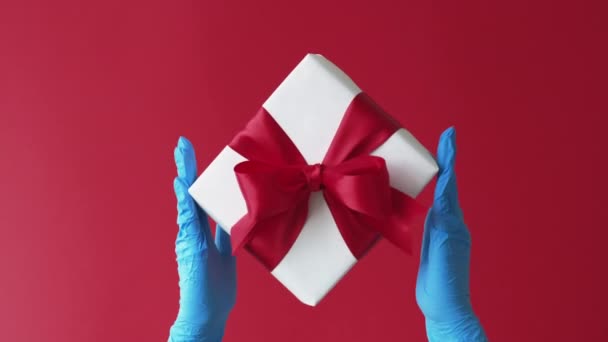 Pandemic surprise coronavirus holidays gift hands — Stock Video