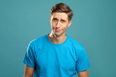 Şüpheci erkek portresi şaşkın yüz inancı