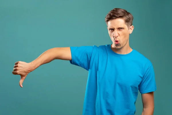 Abneigung gegen kritische Geste, die schlechte Arbeit beschuldigt — Stockfoto