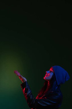 Gece portresi aydınlık inanç umut kadın karanlık