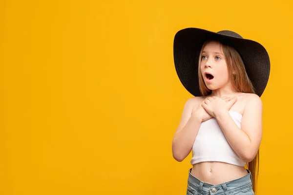 Impresionado niño vacaciones sorpresa wow reacción chica — Foto de Stock