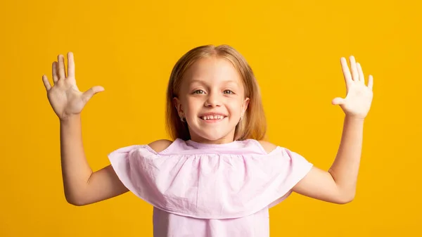 Infância feliz criança estilo de vida diversão alegria menina — Fotografia de Stock