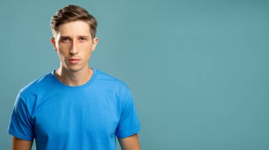 Ciddi bir erkek portresi, erkeksi güç başarılı.