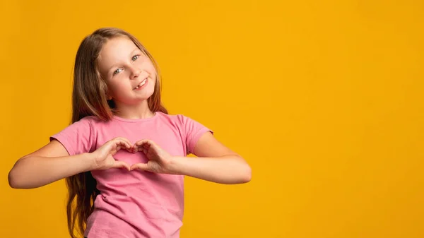 Love sign supportive child affection sympathy girl — Stock Photo, Image