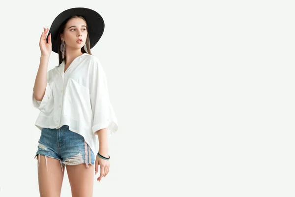 Summer outfit trend stylish look woman shirt hat — Stock Photo, Image