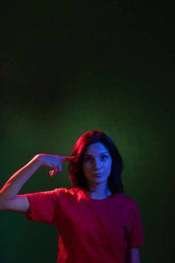 Neon ışıklı kadın portresi yaratıcı bir fikir.