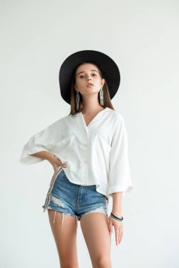 Yaz trendi. Kendine güvenen bir kadın modeli.