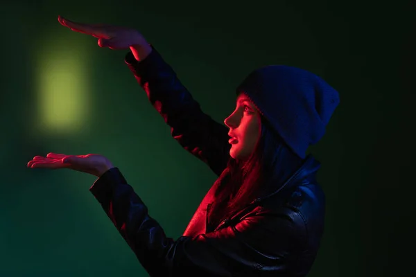 夜の肖像画女性のエネルギー魔法のトリック女性 — ストック写真