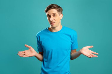 Şüpheci adam dikkatsiz hareket çaresiz duygu