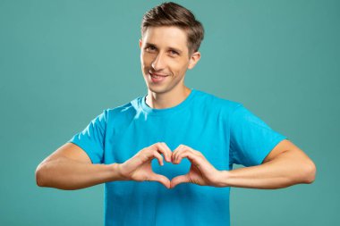Kalp jesti romantik duygular gönderiyor.