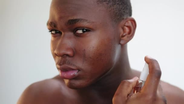 Homem skincare masculino grooming africano cara aftershave — Vídeo de Stock