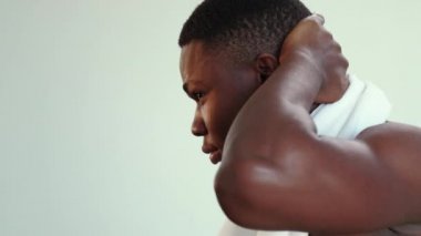 Erkek hijyen özgüvenli Afrikalı adam taze yüz derisi