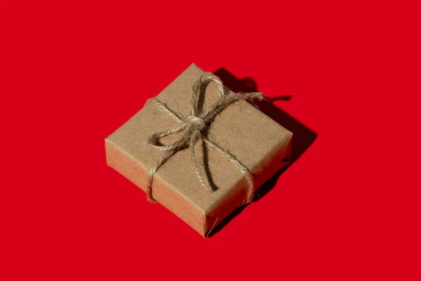 Vánoce překvapení ruční dárkové papírové krabice červená — Stock fotografie