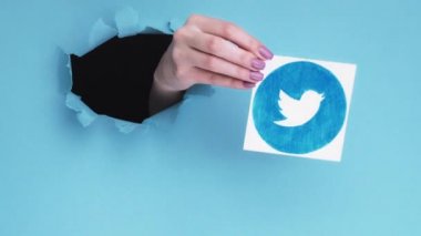 Twitter logosu küresel haberleşme el kağıdı deliği