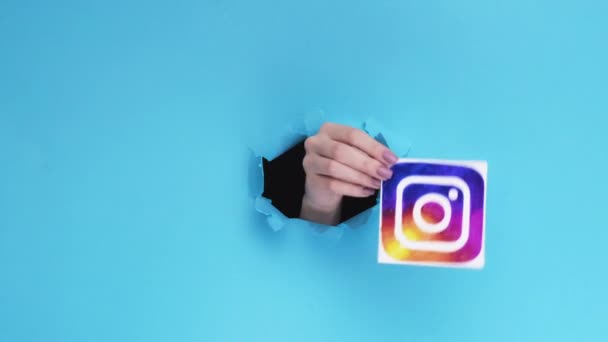 Logotipo instagram avanço mão rede global — Vídeo de Stock