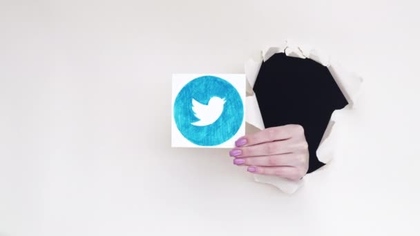 Twitter-logoen for mikroblogging - håndpapirhull i nettverk – stockvideo