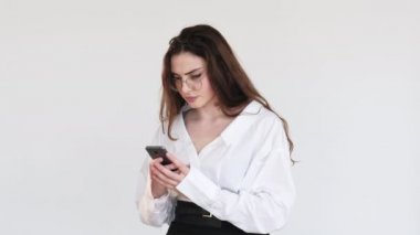 Online çatışma mobil teknolojisi rahatsız kadın