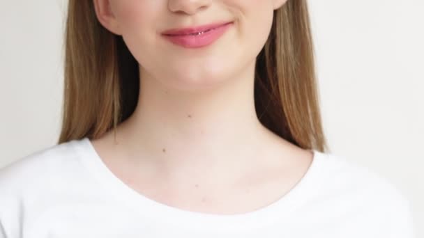 Péče o zuby zubní ošetření teen dívka úsměv rovnátka — Stock video