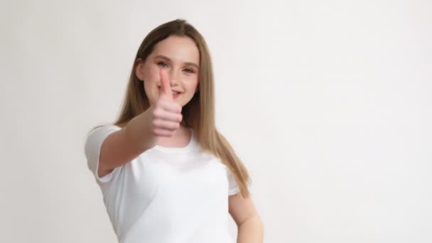 Jako znamení perfektní výběr pobavená dívka palce nahoru — Stock video