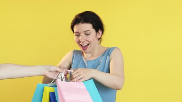 Vente discount shopping compétition heureuse femme — Video