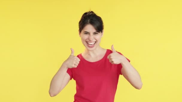 Som gest bra jobb lycklig kvinna tummen upp — Stockvideo
