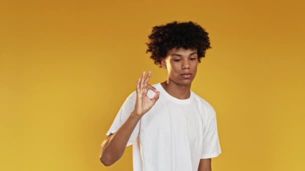 Ok Geste gute Arbeit lächelnden schwarzen Teenager — Stockvideo