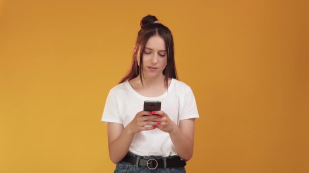 Mobiel chatten sms-bericht vrouw typen — Stockvideo