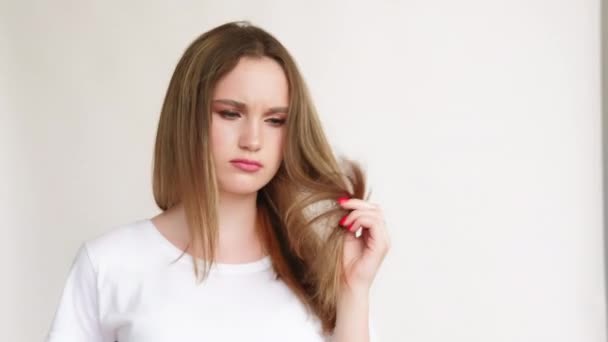 Problemi di capelli terapia vitaminica donna infelice finisce — Video Stock