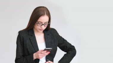 Şirket sohbeti çevrimiçi yanlış anlama kadın telefonu