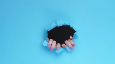 mavi reklam arka planı kağıt eller delik