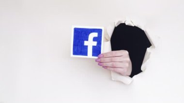 Facebook simgesi sosyal medya el atılımı deliği
