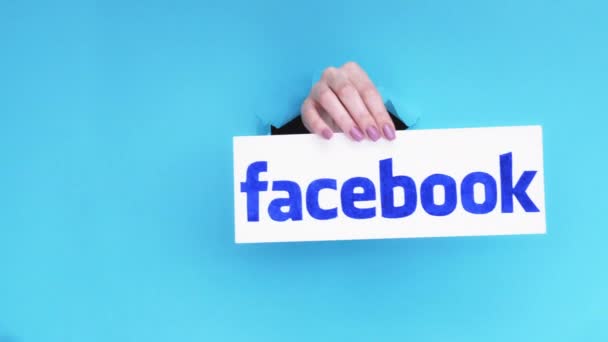 Facebook-skilt global kommunikasjon håndpapirhull – stockvideo
