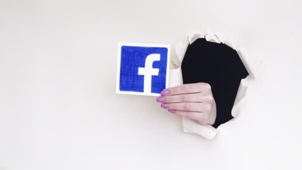 Facebook ikon sociale medier hånd gennembrud hul – Stock-video