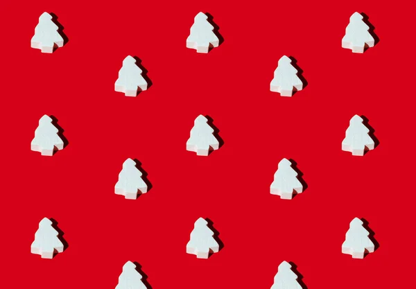 赤のシームレスな背景白のクリスマスツリーパターン — ストック写真