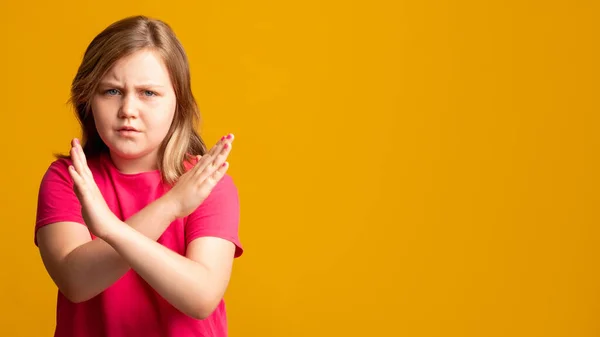 Zastavit gesto dítě protest nabídka odmítnutí dívka — Stock fotografie