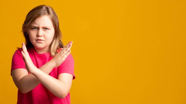 Stop gesto niño protesta oferta rechazo chica — Foto de Stock