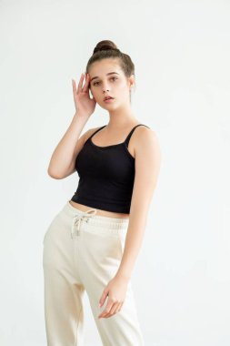 Sportif ev kıyafeti güzel kadın.