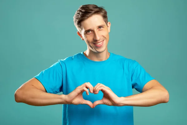 Hombre enamorado corazón gesto romántico emoción — Foto de Stock