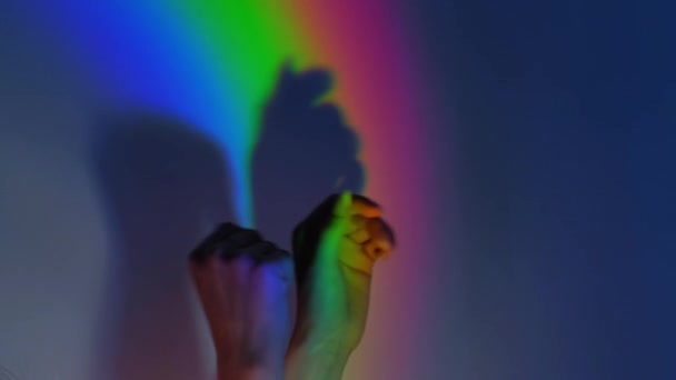 Lgbt duma gej prawa pokój wolność ręce tęcza — Wideo stockowe
