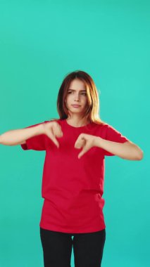 Hoşlanmayan jest dur işareti şüpheci kadın baş parmağını aşağı