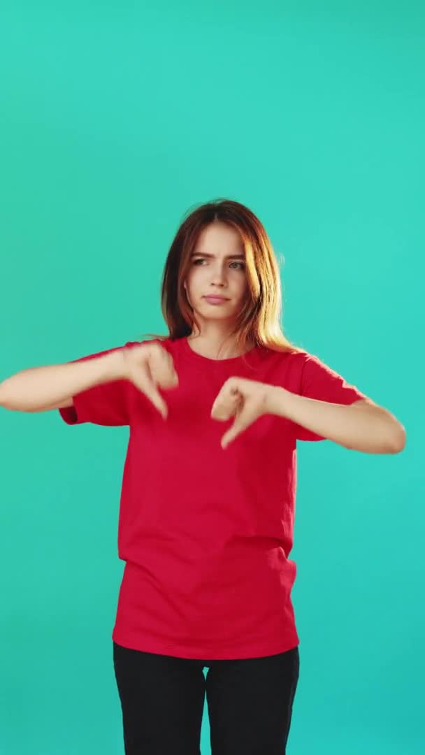 Afkeer gebaar stop teken sceptische vrouw duim naar beneden — Stockvideo