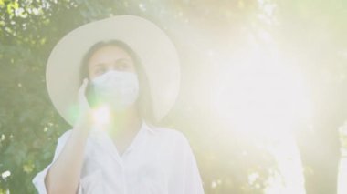 Gezici teknoloji salgını koruyan mutlu kadın.