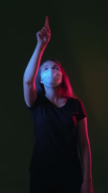 Pandemik kısıtlama parmak şıklatma şüpheli kadın