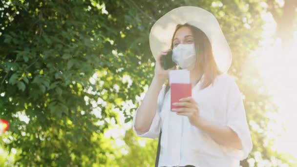 Voyage d'été mesures de quarantaine femme heureuse — Video