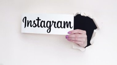 Instagram logosu sosyal medya el atılımı deliği