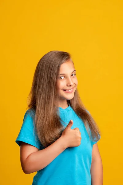 Wie Geste glückliches Kind perfekte Wahl junges Mädchen — Stockfoto
