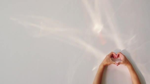 愛の霊的エネルギーを送る女性の手 — ストック動画