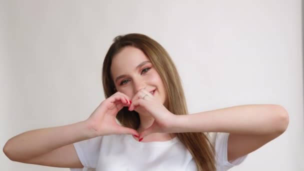 Amor señal romántico mensaje chica aire beso corazón — Vídeo de stock