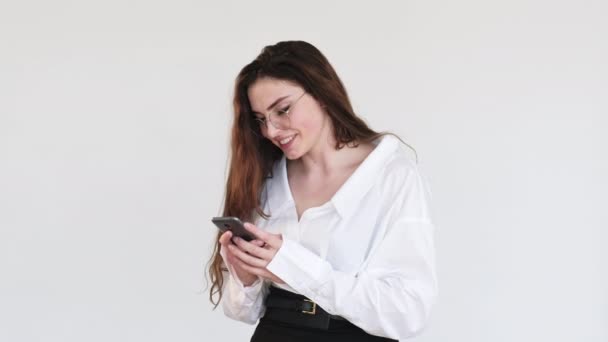 Romantic chat online flirt business woman phone — Stock Video