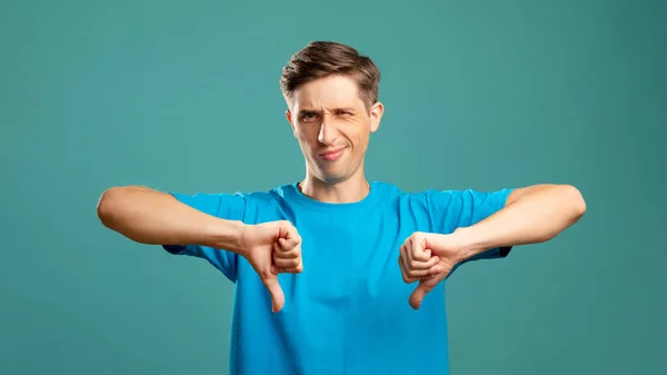 Culpar a retrato masculino desagrado gesto perdedor — Foto de Stock